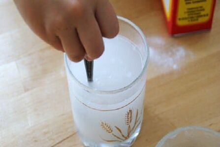 Soda tuaslagtha i gloine